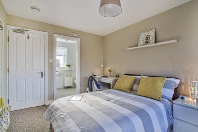 Large En-Suite Double - In Room Desk and Fast WiFi Main Photo