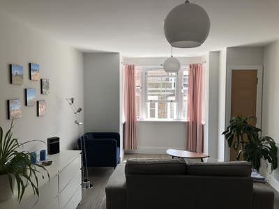 Large double bedroom in a modern flat Main Photo