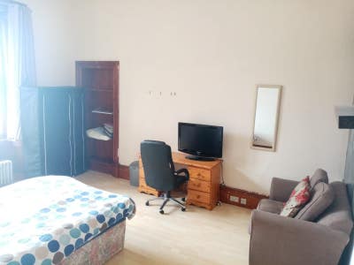 Double bedroom to rent Main Photo