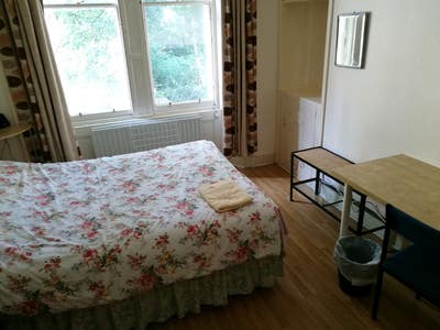 Two bedroom flat to let in Newington Edinburgh Main Photo