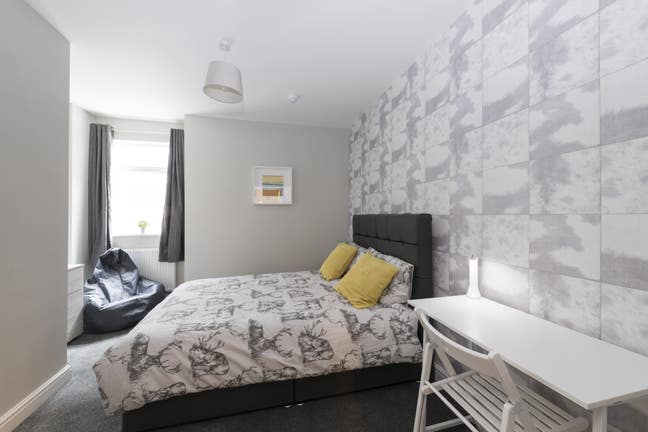 Newly decorated en-suite room with parking 🚗  Main Photo