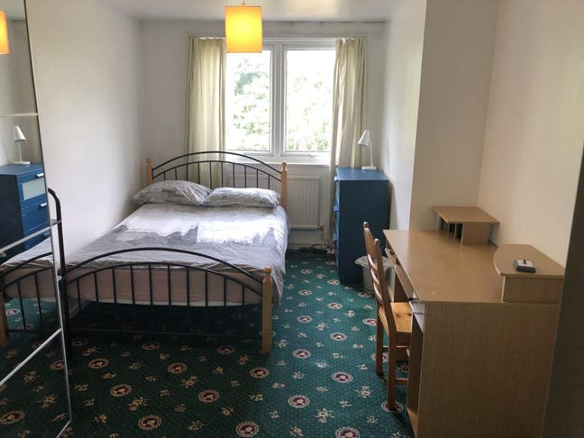 Large Fully En-Suite Airy Room - Bow. Main Photo