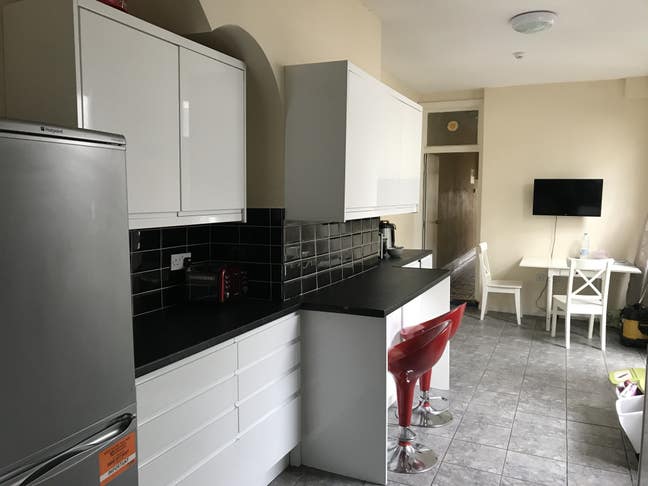 Ensuite room available near train station (b73) Main Photo