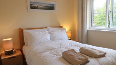 Quiet safe comfortably double bedroom Canary Whar Main Photo