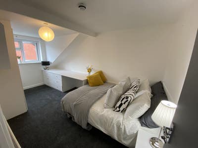 ✨ 1 Room in Modern All Girls House – Bills Incl ✨ Main Photo