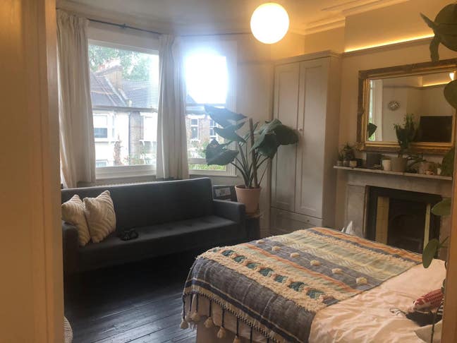 Sunny double room in large Victorian House Main Photo