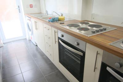 One Room Available – Share with 5 Female Students Main Photo
