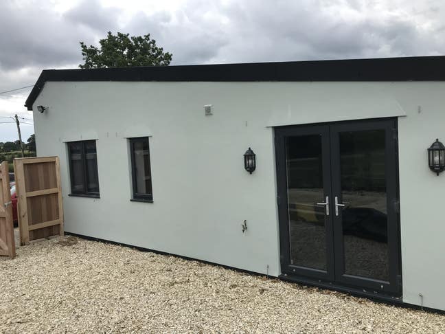 Beautiful annexe with private patio and parking Main Photo