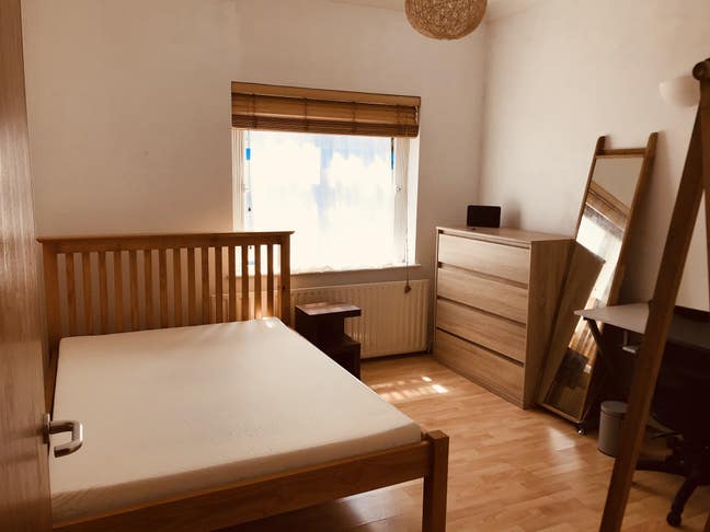 Large Double Bedroom (3.65 x 3.3) in Spitalfields Main Photo