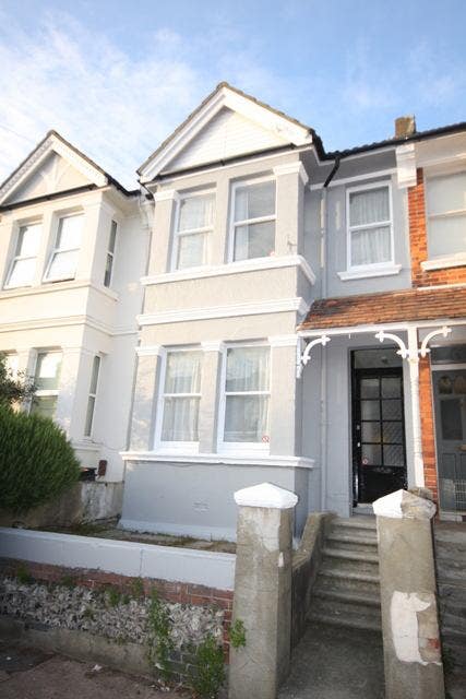 All bills included Double room (female preferred) Main Photo
