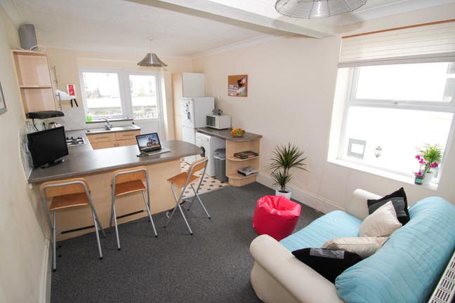 Spacious, homely 3 bedroom STUDENT flat... Main Photo