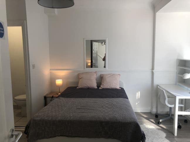 Beautiful and specious double bedroom+en-suite  Main Photo