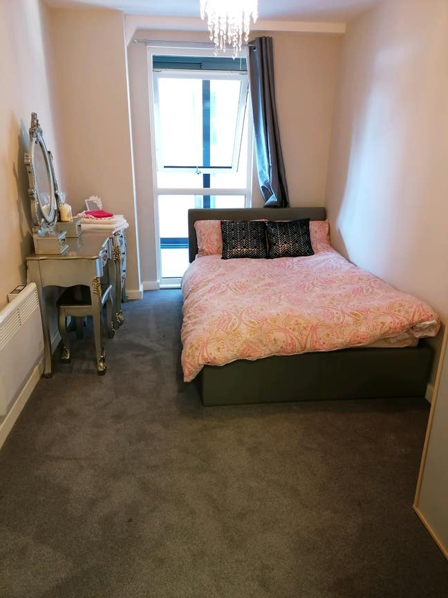 Females only. Double room Uxbridge town centre  Main Photo