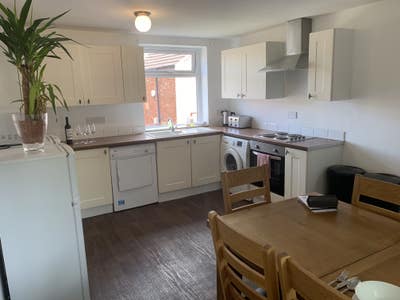 Large double en-suite in refurbished house  Main Photo