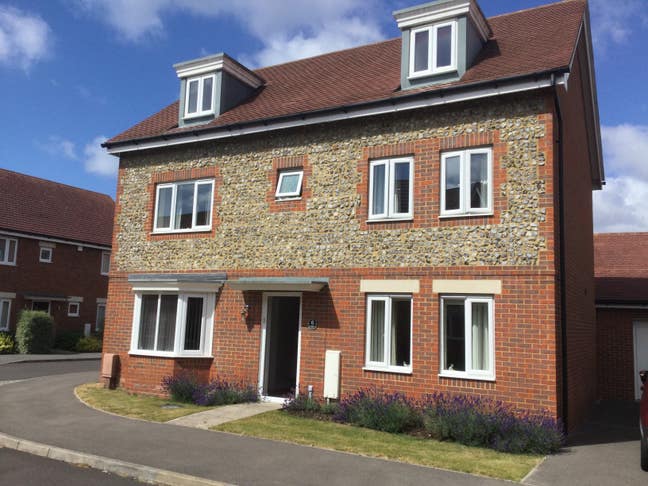 Double bedroom with its own separate living room Main Photo