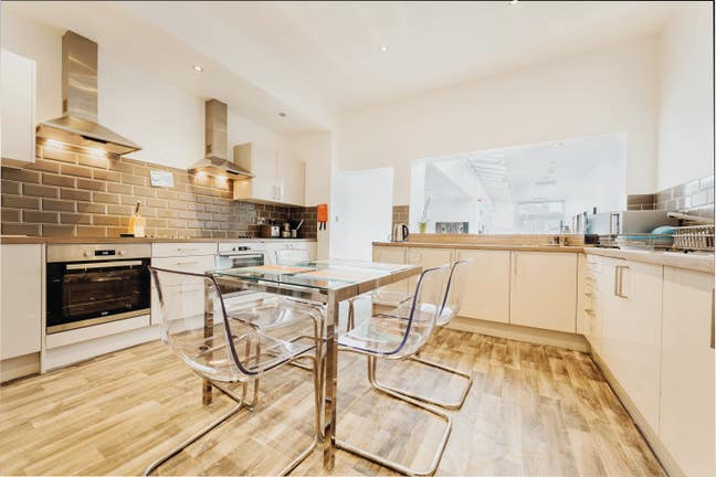 En suite room w/kitchenette - friendly house 🏠  Main Photo