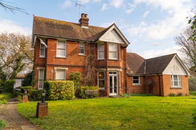 Friendly home for professionals, with parking Main Photo