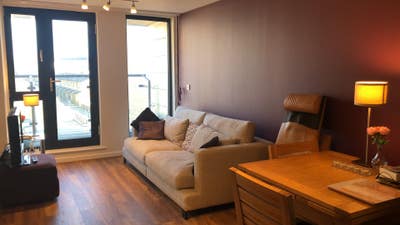 Room to rent for single female Main Photo