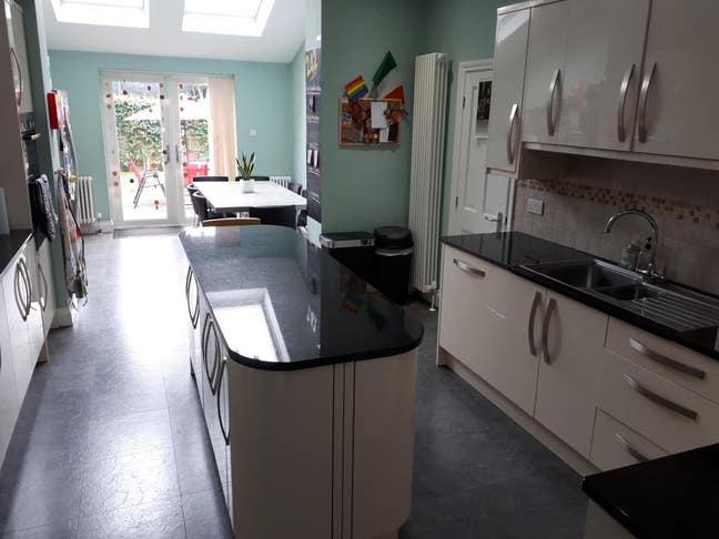 En-suite room in luxury prof. house-share  Main Photo