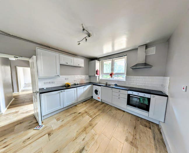 Available NOW! Room in Great Location/Fulham Rd Main Photo