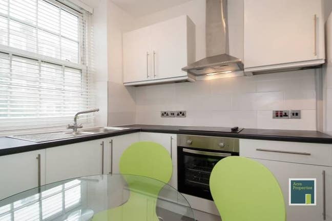 Prof share nr tube Dble rm ALL bills,WiFi,Cleaner Main Photo