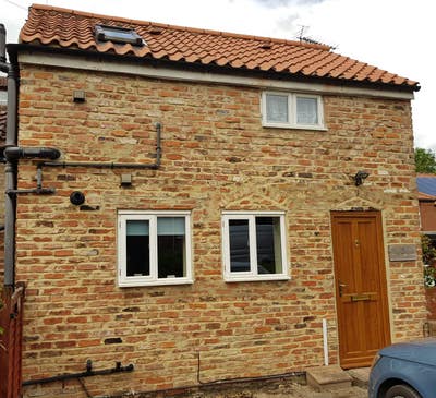 One bedroom house, 1 minute from town centre Main Photo