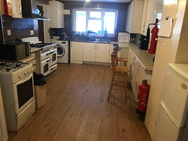 Large Furnished Single Room(R5)-Slough High Street Main Photo