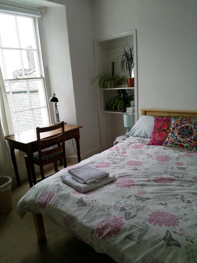 Quiet room for mature student in friendly home Main Photo