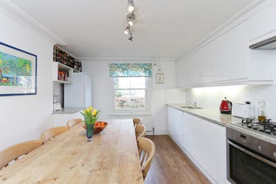 Light & spacious, immaculate flat Main Photo