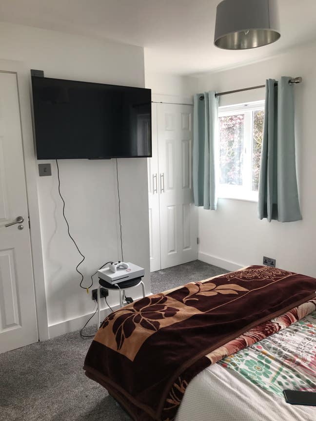 Furnished Double Room En-Suite Bathroom Main Photo