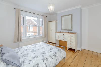 Large Furnished Double Bedroom Central Guildford Main Photo