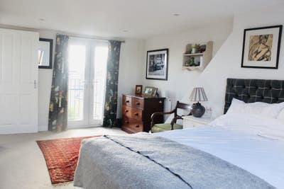 Large Light En-Suite Loft Room with Roof Top Views Main Photo