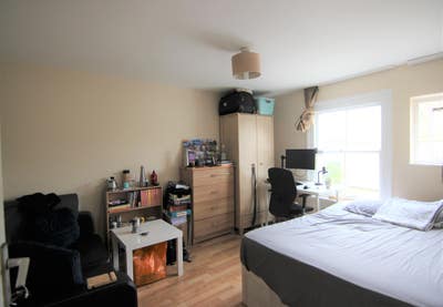 Furnished double room in quiet friendly flat Main Photo