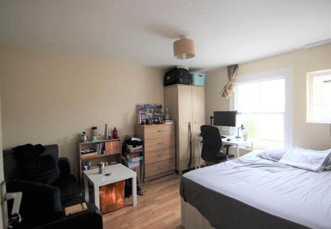 Furnished double room in quiet friendly flat Main Photo
