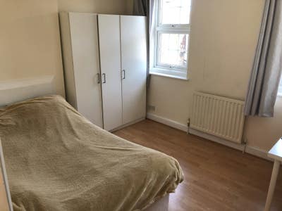 Spacious Double Bedroom in Cheam Broadway (Sutton) Main Photo