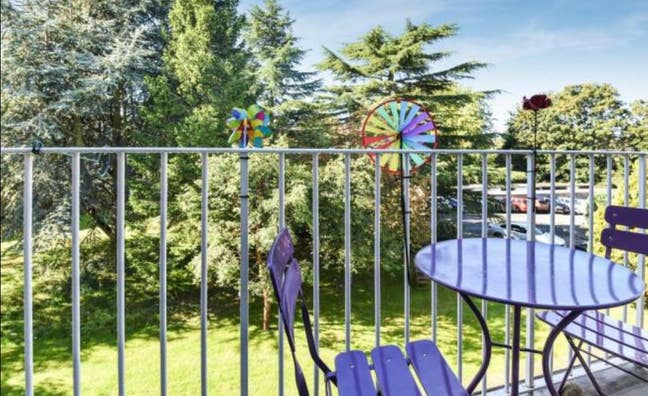 Spacious furnished double in well-presented 2-bed  Main Photo