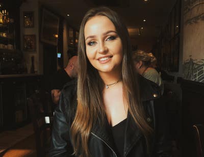 Female Professional seeking double room Main Photo