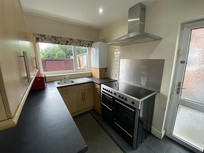 **Upstairs Fully Furnished Double Bedroom** Main Photo