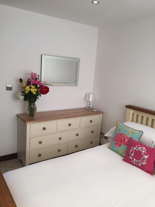 Double Room Available in Quiet Mews House Main Photo