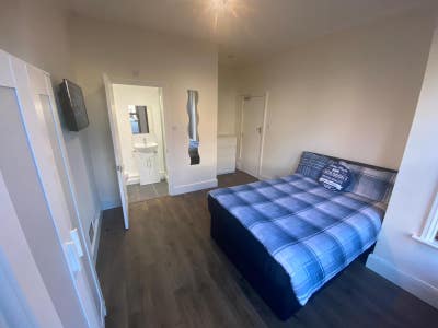 *Available Now* Double off-Suite *Professionals* Main Photo