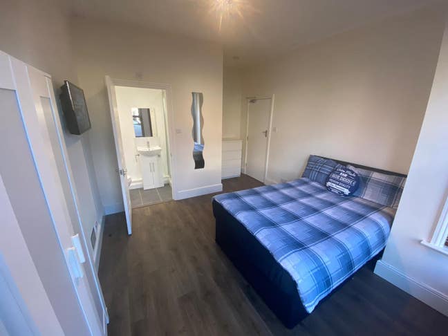 *Available Now* Double off-Suite *Professionals* Main Photo