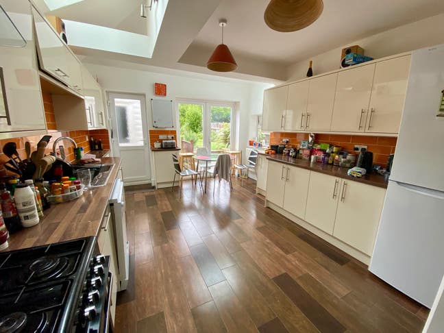 Lovely home - 10 min walk to Parkway Stn. & town Main Photo