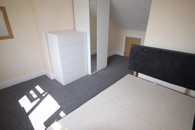 Large room, all bills included & SKY Q Main Photo