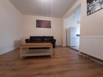 2 Bed Flat - Kingfield Rd - Part Furnished Main Photo