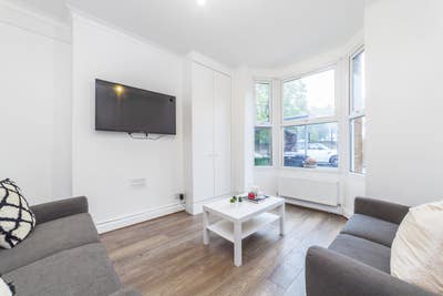 Spacious En-Suite Rooms in a Cozy, Welcoming Home Main Photo