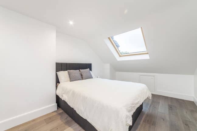 Bright En‑Suite Room in a Welcoming Home Main Photo