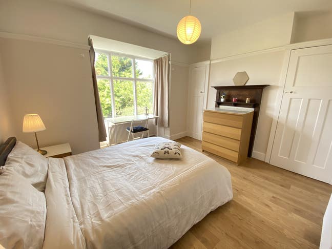 Sunny double en-suite in friendly small houseshare Main Photo