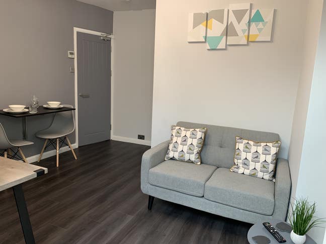 Two Medium Single Rooms in 5 Tenant House Share  Main Photo