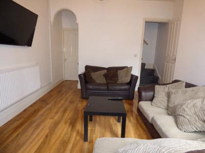 Lovely Refubished 6 bedroomed Student house     Main Photo