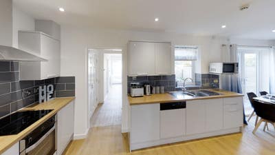 FILTON en-suite room with kitchenette and parking Main Photo